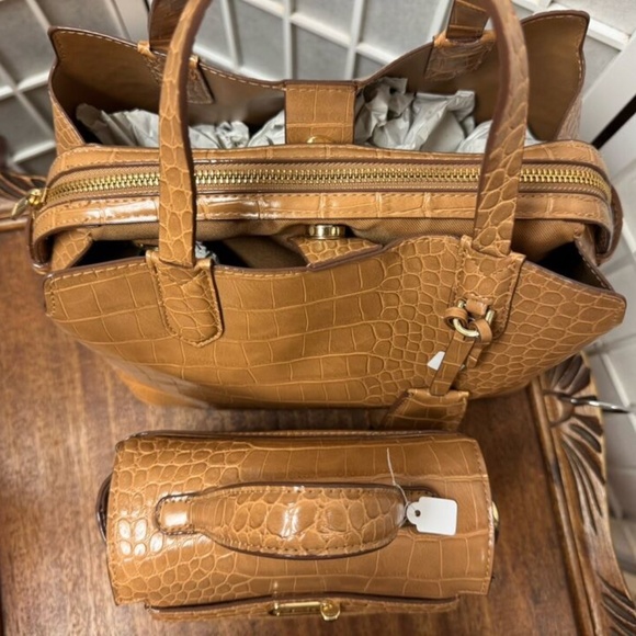 a.New.Day,Woman,2 purse+handbags $22,Each,Honey coffe,Zip,Pockets,Faux Leather.! - Picture 5 of 16